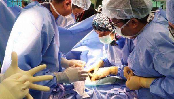 Тим саудиски лекари успешно одвои сијамски близнаци