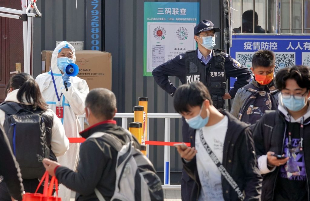 Преполни болници, во Кина расте загриженоста поради масовното ширење на коронавирусот