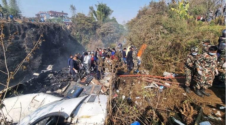 Расте бројот на жртвите во авионската несреќа во Непал, во авионот имало 72 луѓе