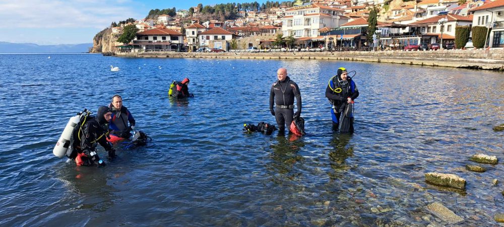 Во пресрет на Водици охридските нуркачи го чистеа езерското дно кај градското пристаниште