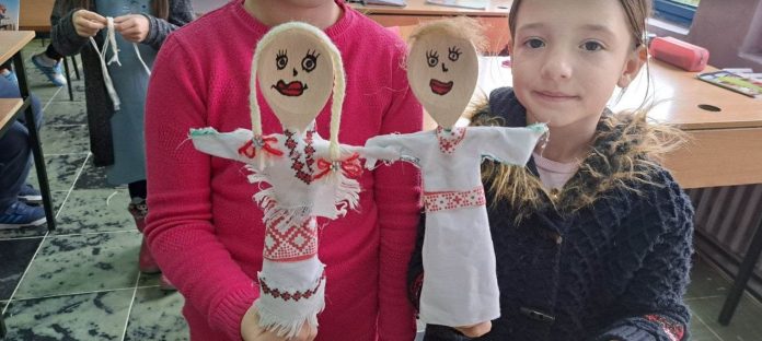 За македонските девојче и момче во минатото, преку дрвени кукли во носии, ќе чуе и Европа