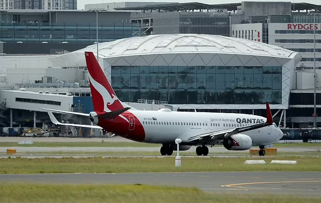 Среде лет откажал моторот на aвион кој летал за Сиднеј, чудо ги спасило патниците