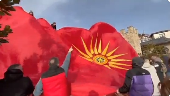 Џиновско знаме на Македонија се развиори во Охрид