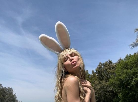 Хајди Клум во танга и зајачки уши честиташе Велигден