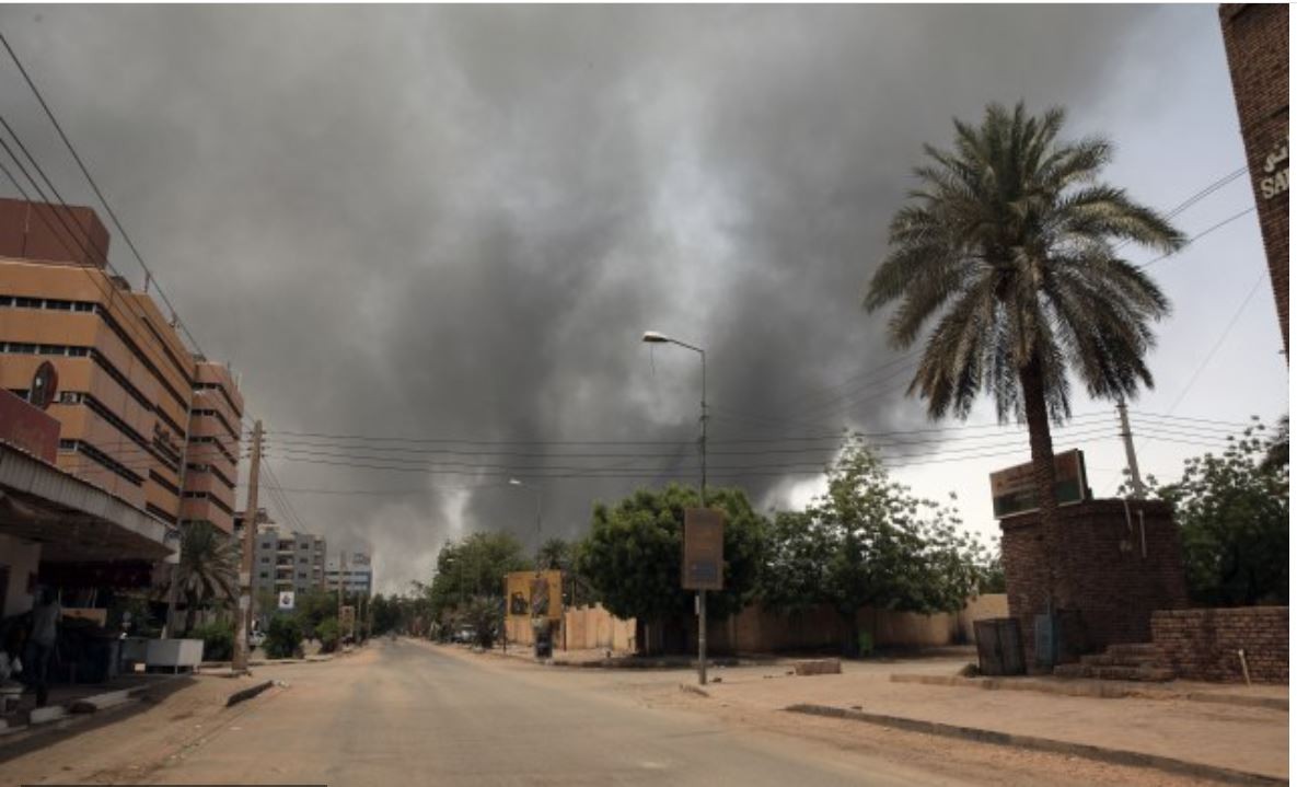 Луѓето во Судан ги напуштаат домовите поради воените судири
