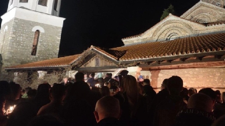 Верниците и гостите во храмовите во Охрид ја дочекаа веста за воскресението Христово
