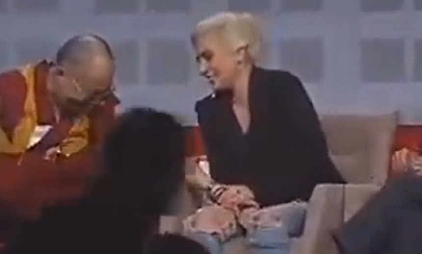 Далај Лама непристојно ја пипкал Лејди Гага по нога, таа му ја тргнала раката