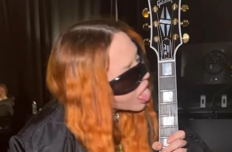 Мадона објави бизарно видео на кое лиже гитара