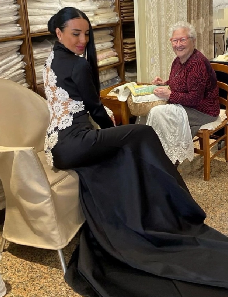Дизајнерката Емили Пишева-Гоџирова со плетките на баба си ги освојува светските модни писти