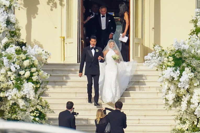 Венчавка вредна милион долари: Лајонел Ричи ја омажи ќерката, гости милијардери и познати фаци од шоубизнисот