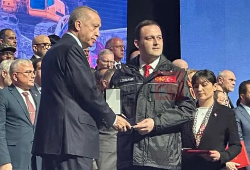 Ердоган им додели медал на македонските спасувачи кои им помагаа на настраданите во земјотресот