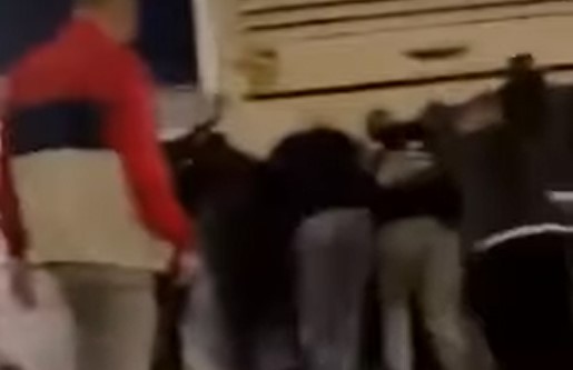 Ученици од Кавадарци на екскурзија во Франција го туркаат автобусот за да запали