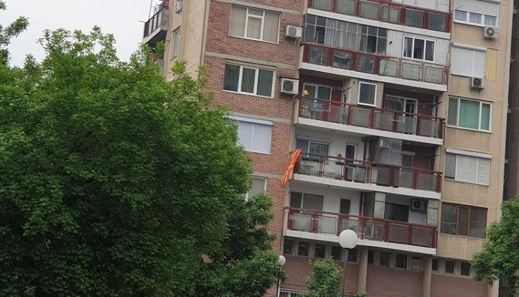 БУРНИ РЕАКЦИИ ВО БУГАРИЈА: Македонското знаме се вее на зграда во Пловдив
