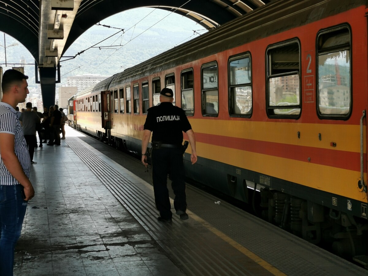 Приведен кондуктер кој криумчарел мигранти во воз и им наплатил 1.000 евра за услугата