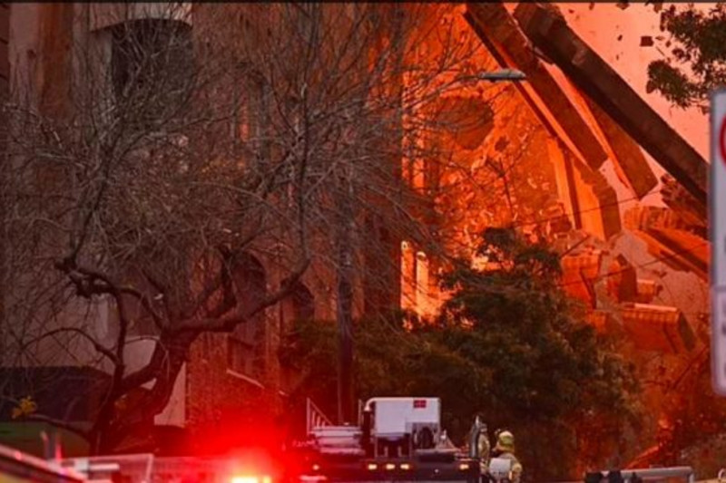 Голем пожар уништи напуштена фабрика во Сиднеј