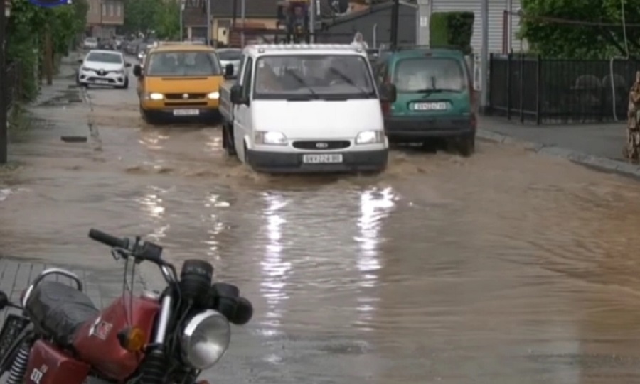 Невреме во Гостивар: Поплавени домови и проблеми во сообраќајот