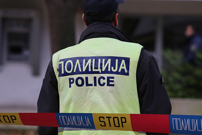 Во Битола и Тетово нападнати полицајци додека вршеле службени дејства