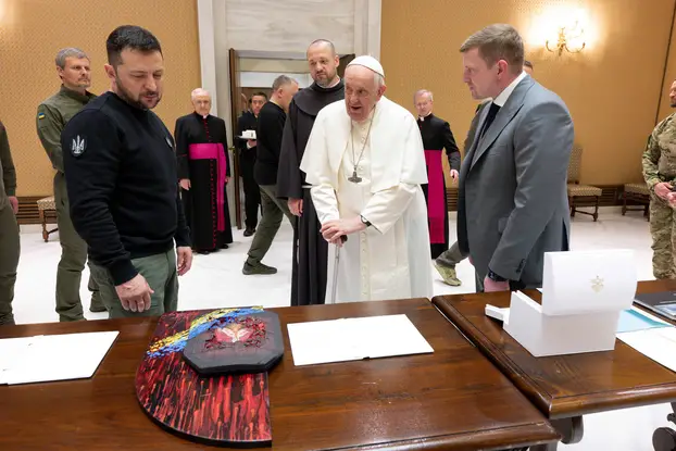 Зеленски му подари на Папата панцир со ликот на Богородица