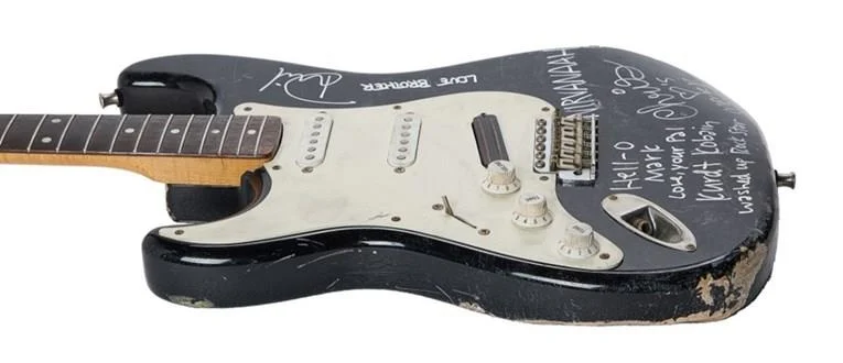 За речиси 600.000 долари е продадена гитарата која Курт Кобејн ја скрши на сцена