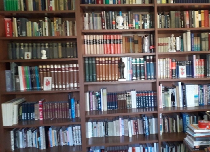 Сто книги стари над 100 години во библиотеката „Ал-Би“ во демирхисарско Бабино
