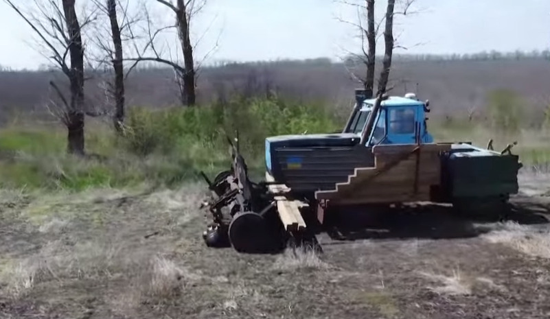 Украинец дизајнирал трактор што уништува мини, го склопил од делови на руски тенкови