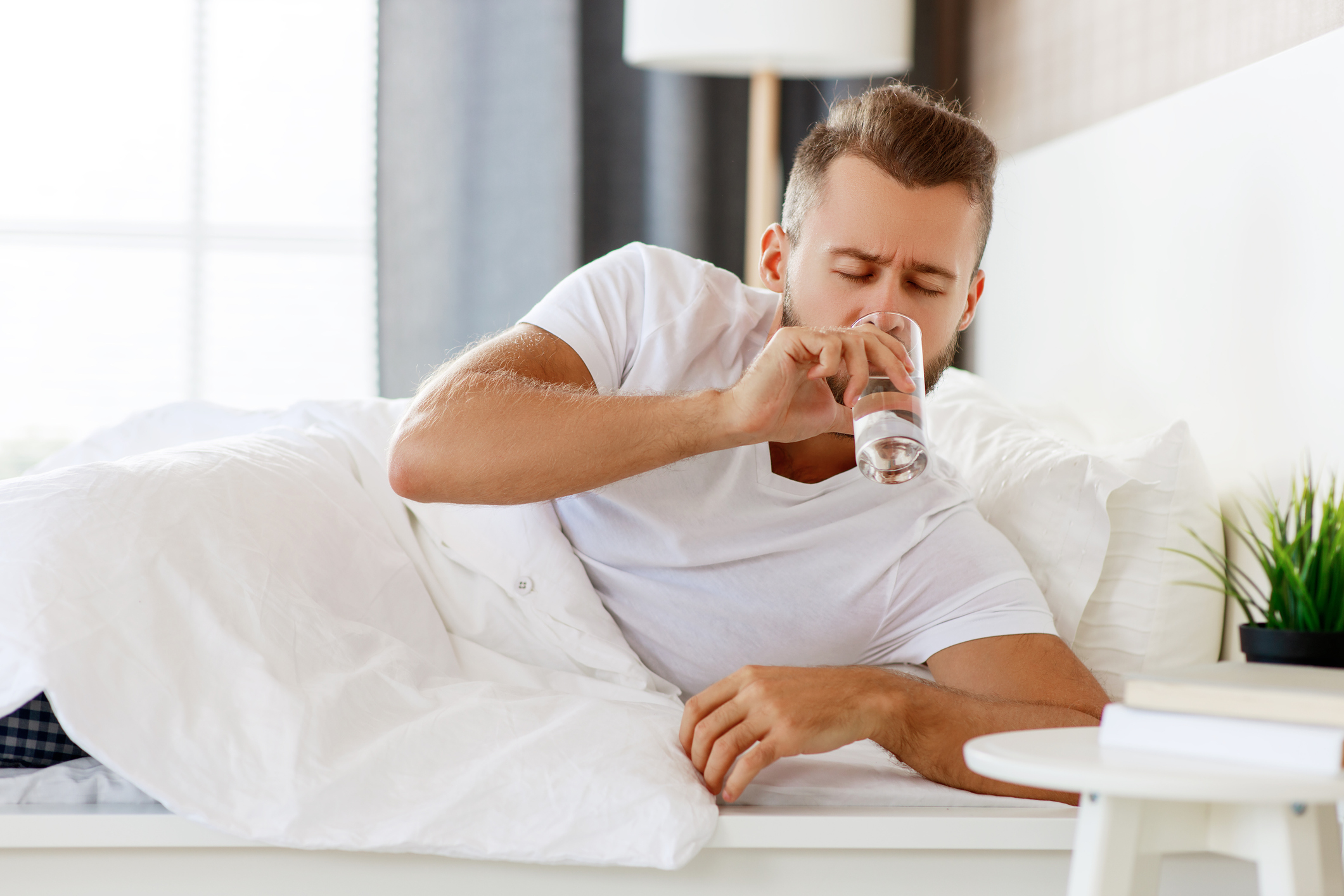 Еве зошто е добро да испиете чаша топла вода пред спиење