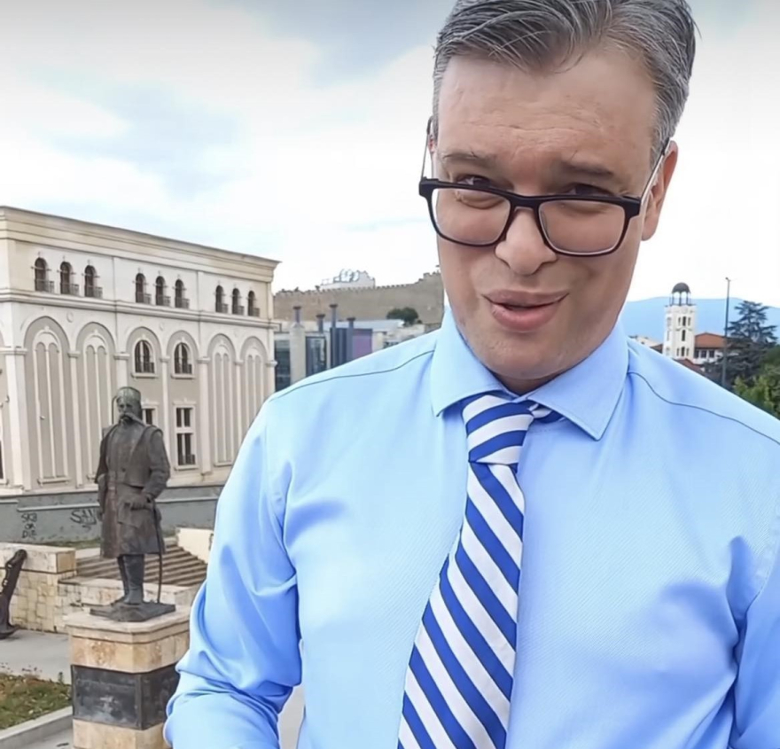 „Двојникот“ на Вучиќ во посета на Скопје: Спомениците се импресивни, те сакам Македонијо!