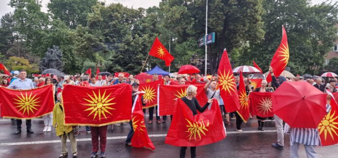Имаме право да го вееме македонското знаме, истакнато на собирот за поддршка на Тони Менкиноски