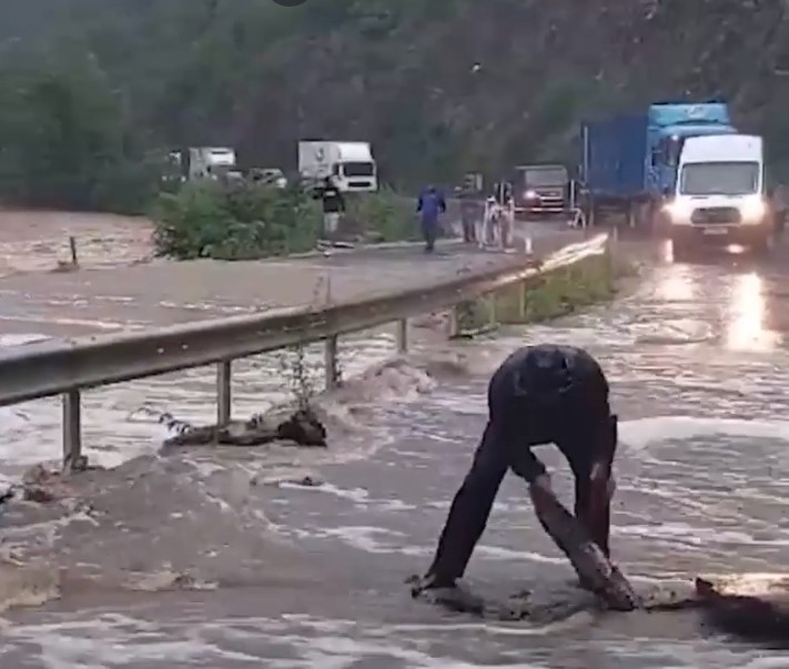 Одрони пред тунелите кај Плетвар, сообраќајот Прилеп-Росоман во прекин од поплавите