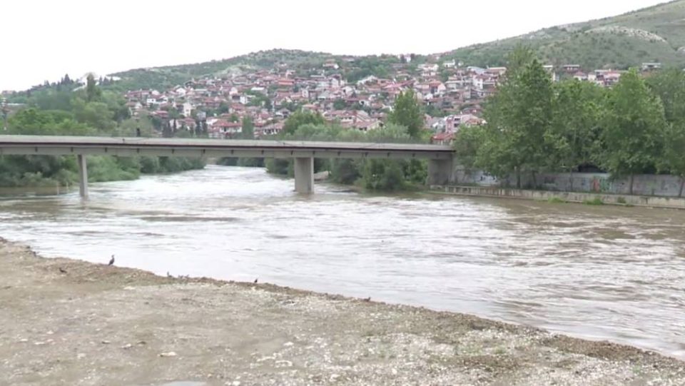 Два моста во Македонија, на реките Вардар и Пчиња, во опасност од уривање