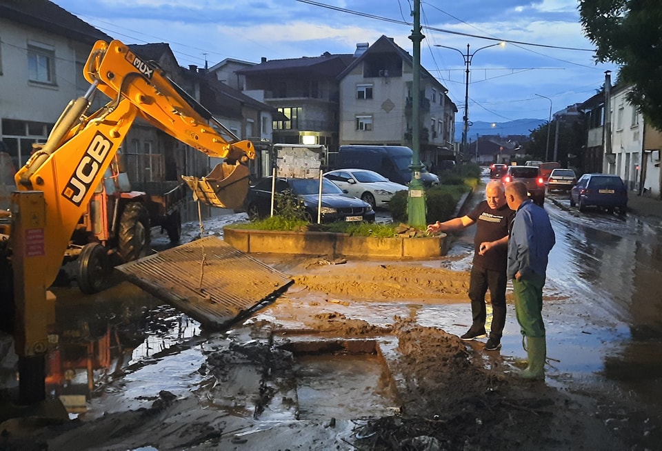 Силно невреме ги уништи патиштата во Делчево, градот под вода