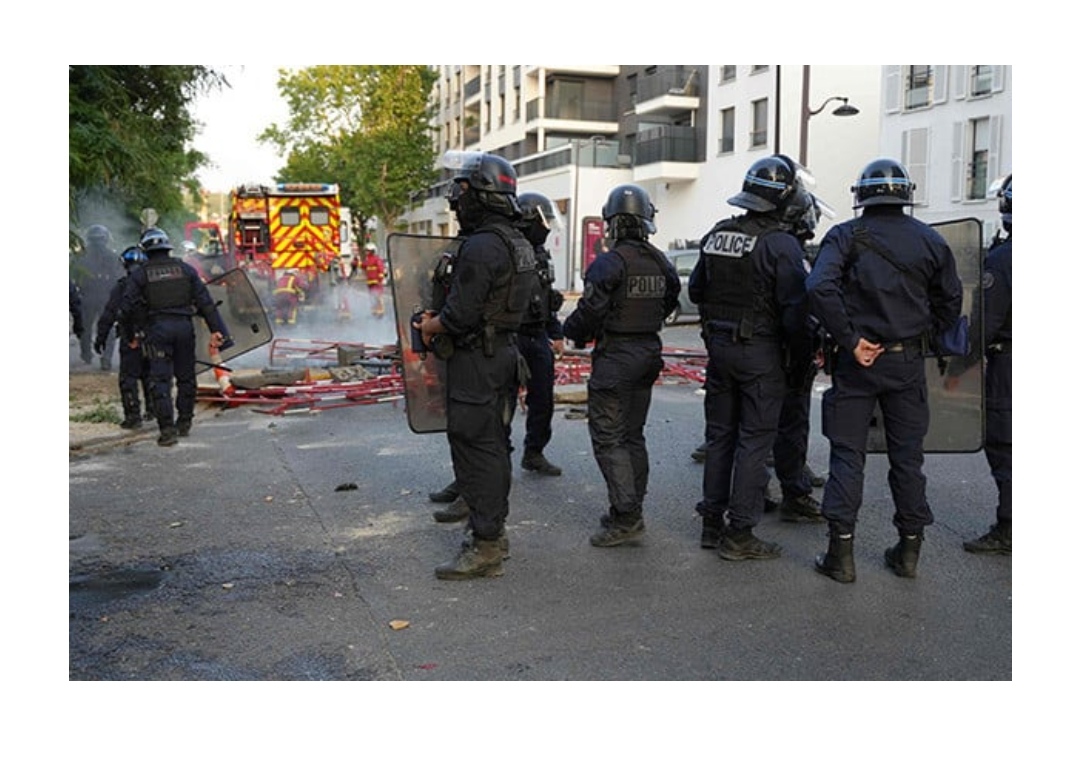 Гнев во Париз откако полицијата уби тинејџер во автомобил
