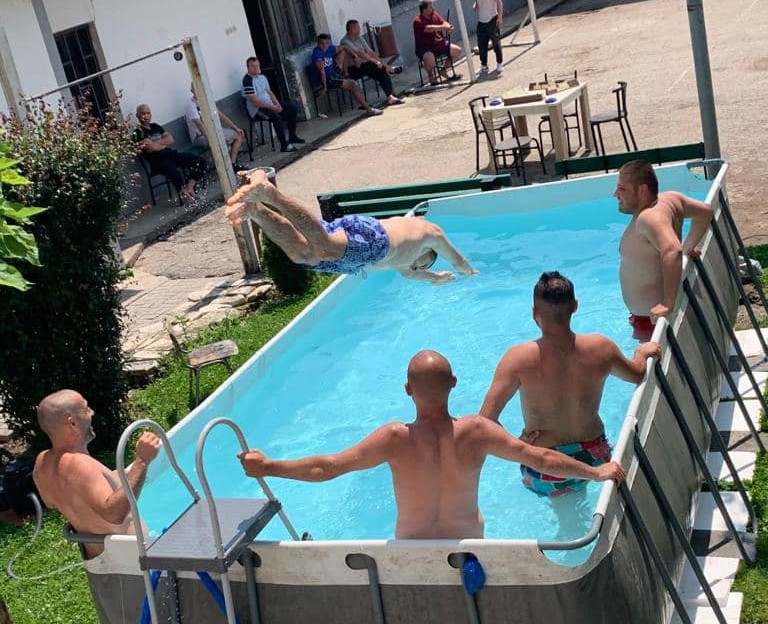 Тетовските затвореници се разладуваат од топлите денови во базен, директорот вели дека тоа е утеха за нивните семејства