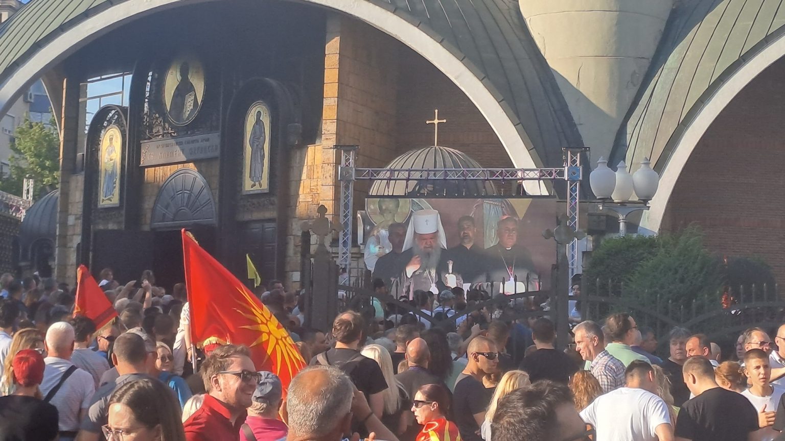 Неколку илјади граѓани на протестен собир во Скопје против законите за родова еднаквост и за матична евиденција