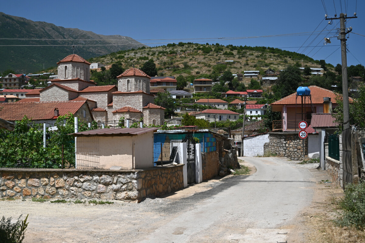 Македонците од Мала Преспа се иселуваат, условите за живот се подобруваат, но се далеку од одлични