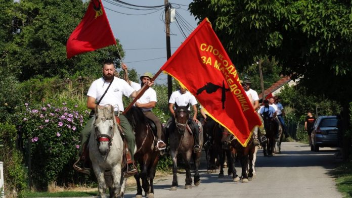 Традиционалната илинденска коњаница го започна својот поход кон Крушево и Мечкин камен