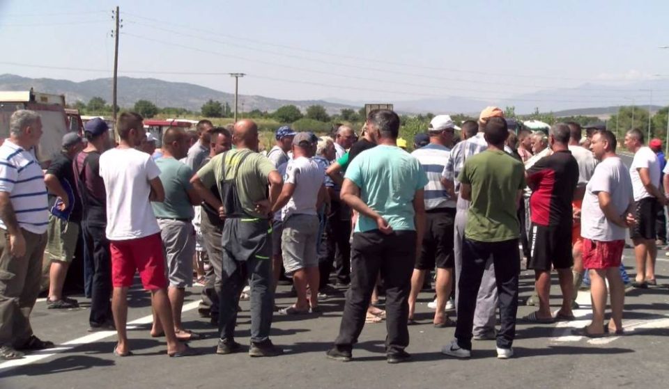 Со жив штит и механизација за вода – земјоделците од овчеполско го блокираа патот Штип – Велес