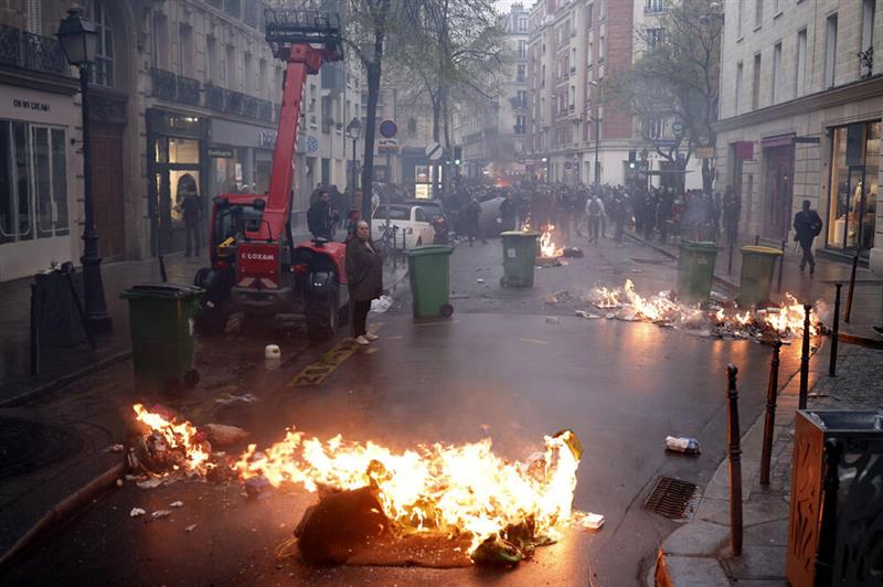 Хаосот во Франција продолжува: Туристите се предупредуваат да го избегнуваат Париз