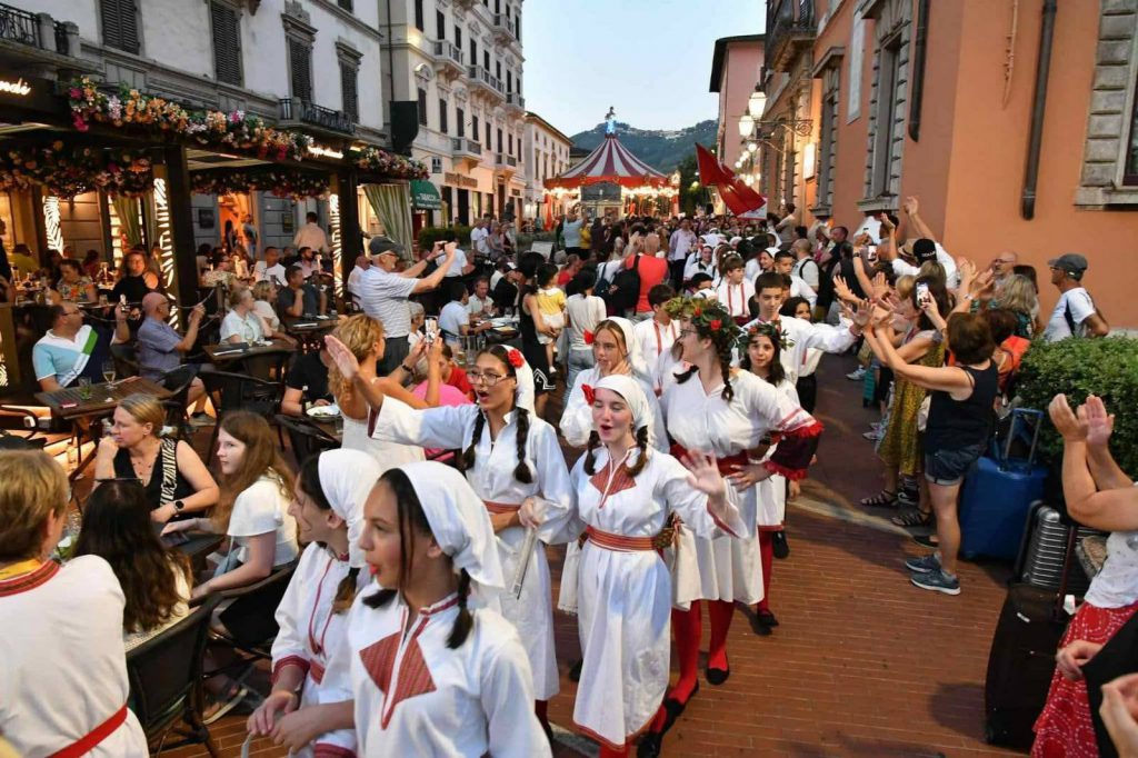 „Мачедоне, Мачедоне” – овации за македонските основци на фестивалот за народни песни и ора во Монтекатини, Италија