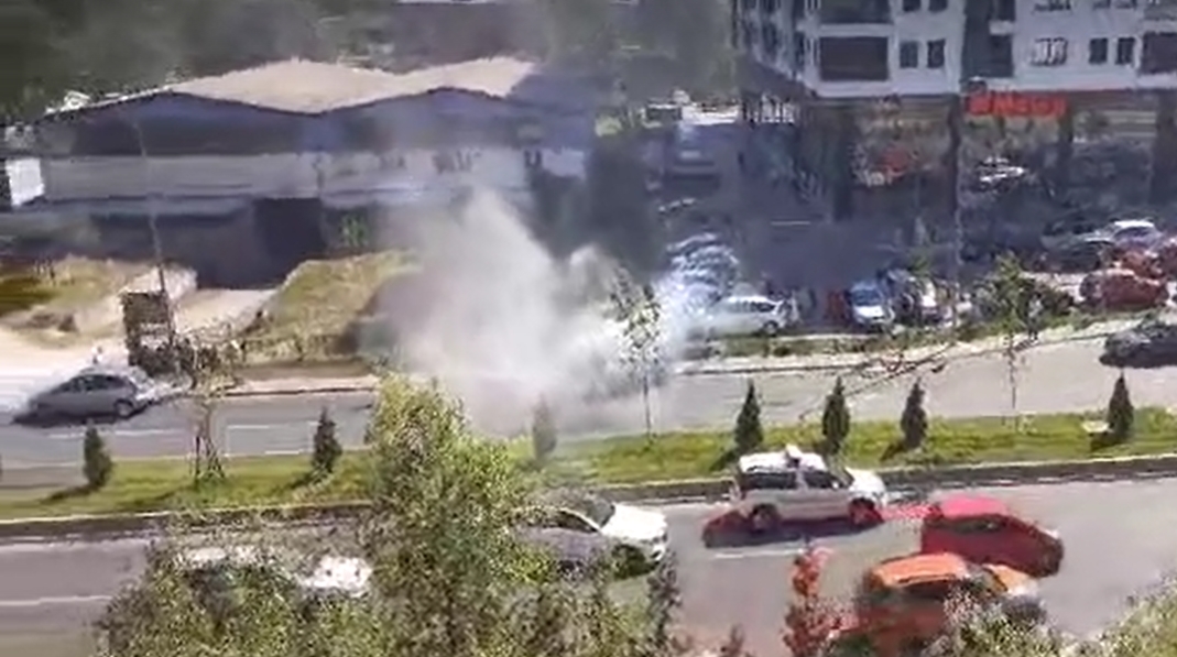 Две лица се повредени откако се запали автомобил во Скопје