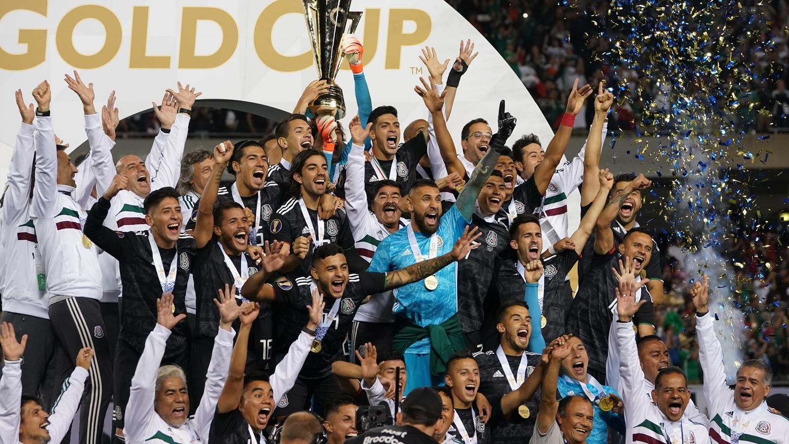 Трофејот од Голд Купот за селекцијата на Мексико