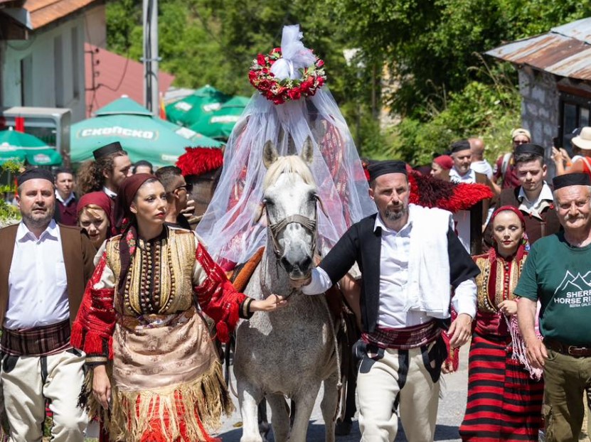 Зурли и тапани ечеа на Галичник: Галичка свадба успешно ги чува вековни македонски традиции