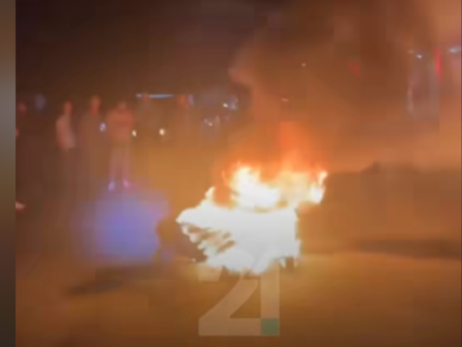 Ноќен бунт во Слупчане: Со запалени гуми се блокира патот за да не влезат екипи на ЕВН