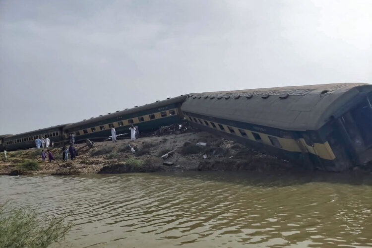 Воз излета од шините во Пакистан – најмалку 19 загинати и 50 повредени