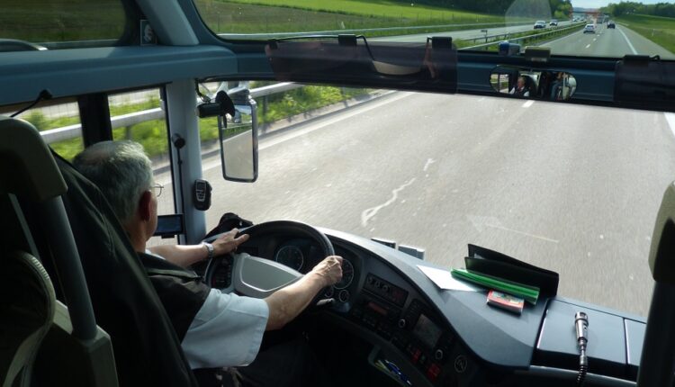 Во Македонија каменуван автобус со српски туристи што се враќале од Грција