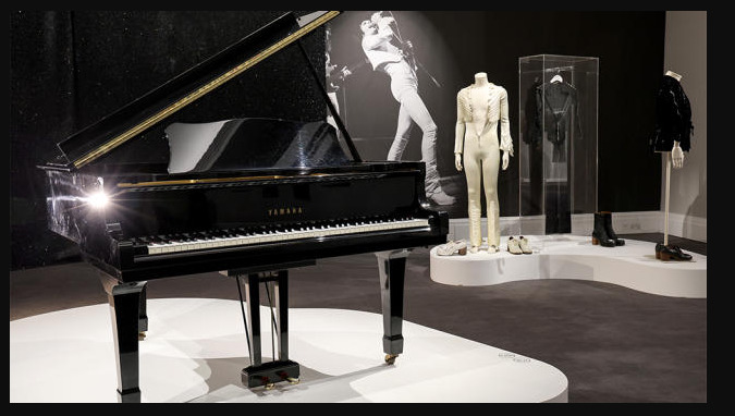 Клавирот на Фреди Меркјури – ѕвезда на аукцијата во Лондон