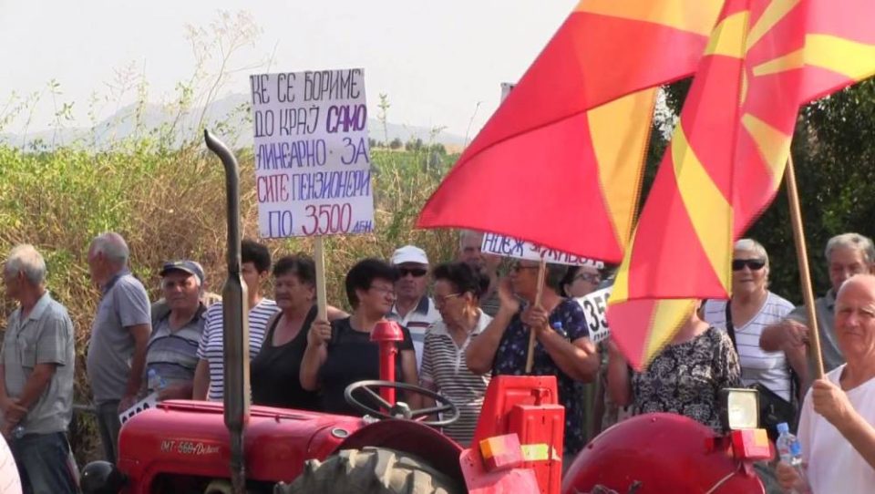 Пензионерите преминаа од протести на блокади – бараат повисоки пензии