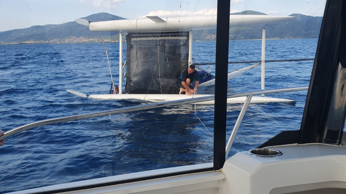 Пронајдени и спасени три лица чија едрилица се превртела во Охридско Езеро