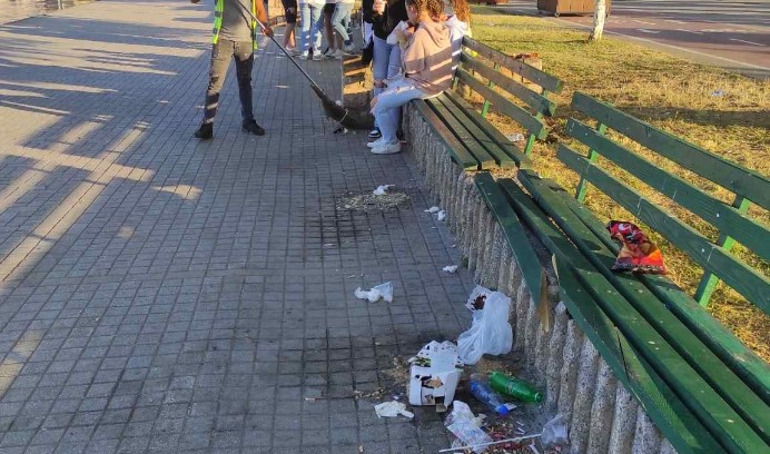 Туристите оставаат хаос во Охрид: флаши од алкохол, пластики, хартии ширум кејот