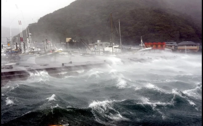 Тајфунот Лан направи хаос во западна Јапонија, има повредени, откажани над 560 летови